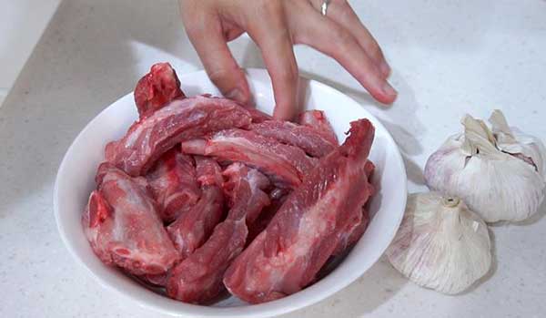 電熱鍋食譜，黑胡椒蒜頭排骨湯